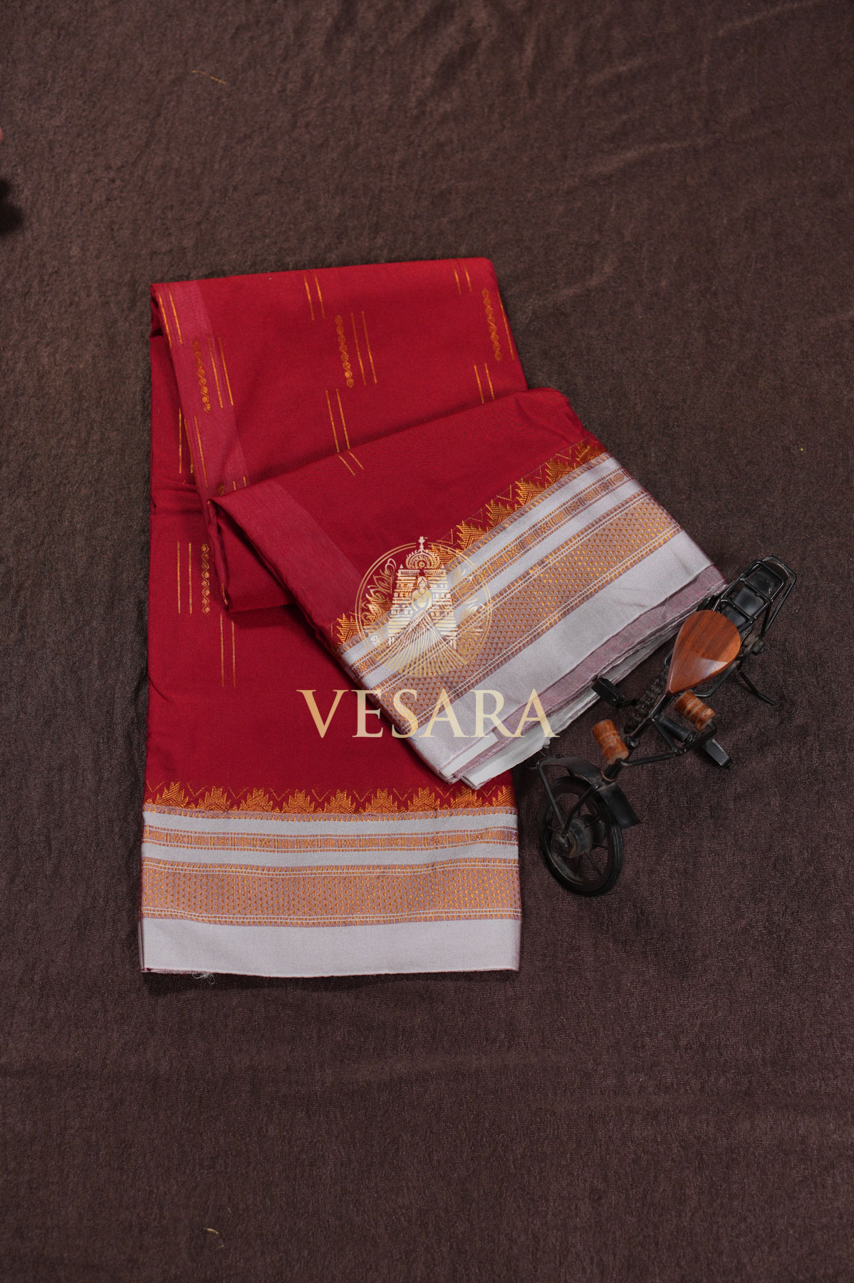 Ilkal Buttas Vibrant Red with Half White - Image 1